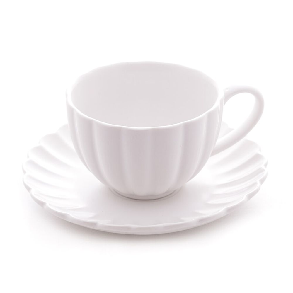 Um jogo de chá com um bule e xícaras de chá sobre uma mesa.
